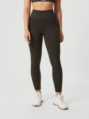 Bjorn_borg STUDIO SEAMLESS RIBBED TIGHTS bezszwowe prążkowane legginsy – PEAT. Brązowe legginsy damskie Björn Borg, bez wzorów, prążkowane. Za 307.50 zł.