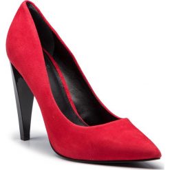 Szpilki GUESS - FLOBA4 SUE08 RED. Czerwone szpilki damskie Guess, z aplikacjami, ze skóry ekologicznej, bez obcasa, na obcasie, bez zapięcia. W wyprzedaży za 399.00 zł.