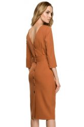 Elegancka sukienka ołówkowa midi z dekoltem V na plecach brązowa. Brązowe sukienki damskie Sukienki.shop, do pracy, l, bez wzorów, biznesowe, bez kołnierzyka, bez ramiączek, midi, ołówkowe. W wyprzedaży za 174.00 zł.