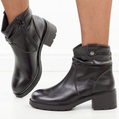 Czarne skórzane botki damskie Jezzi 24172-10. Czarne botki damskie Jezzi, na jesień, bez wzorów, z jeansu, eleganckie, z okrągłym noskiem, bez obcasa, bez zapięcia. Za 319.00 zł.