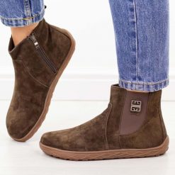 Coffee barefoot skórzane botki damskie Jezzi 554. Brązowe botki damskie Jezzi, na jesień, z aplikacjami, z gumy, eleganckie, bez obcasa, na płaskiej podeszwie, bez zapięcia. Za 299.00 zł.