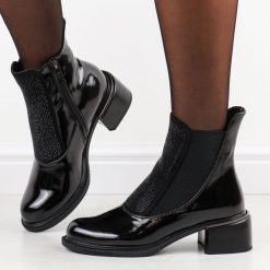 Czarne lakierowane botki damskie na obcasie Vinceza 58403. Czarne botki damskie VINCEZA, na jesień, bez wzorów, z lakierowanej skóry, eleganckie, z okrągłym noskiem, bez obcasa, na obcasie, bez zapięcia. Za 239.00 zł.