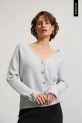 Kardigan z ozdobnymi guzikami szary. Szare kardigany damskie MOODO, l, bez wzorów, z elastanu, bez kołnierzyka. Za 159.99 zł.