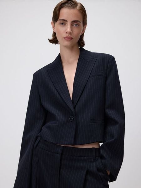 Krótka marynarka - wielobarwny. Marynarki i żakiety damskie Reserved, bez wzorów, z tkaniny, bez kołnierzyka, bez ramiączek. W wyprzedaży za 119.99 zł.