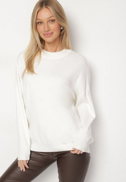 Biały Gładki Sweter z Rękawami Typu Nietoperz Ralanevia. Białe swetry nierozpinane damskie Born2be, l, bez wzorów, biznesowe, bez kołnierzyka, bez ramiączek. Za 79.99 zł.