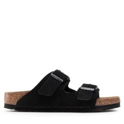 Klapki Birkenstock. Czarne klapki damskie Birkenstock, bez wzorów, bez obcasa, bez zapięcia. Za 485.99 zł.