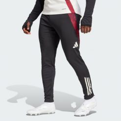 Spodnie Manchester United Tiro 24 Training. Czarne spodnie sportowe męskie Adidas, xl, bez wzorów, z dresówki, do piłki nożnej. W wyprzedaży za 209.30 zł.