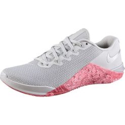 Buty "Metcon 5" w kolorze szarym do fitnessu. Szare obuwie sportowe damskie Nike Women, bez wzorów, z materiału, bez zapięcia, na fitness i siłownię. W wyprzedaży za 369.95 zł.