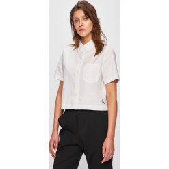 Calvin Klein Jeans - Bluzka. Białe bluzki damskie Calvin Klein Jeans, l, bez wzorów, z bawełny, bez kołnierzyka, bez ramiączek. W wyprzedaży za 199.90 zł.