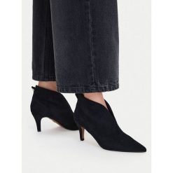 Botki Nine West. Czarne botki damskie Nine West, bez wzorów, bez obcasa, na szpilce, bez zapięcia. Za 279.99 zł.