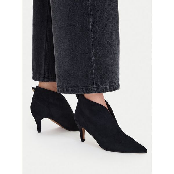 Botki Nine West. Czarne botki damskie Nine West, bez wzorów, bez obcasa, na szpilce, bez zapięcia. Za 279.99 zł.