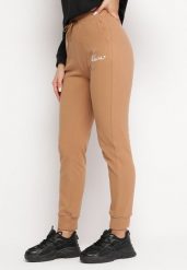 Beżowe Dresowe Spodnie z Gumką w Pasie Ozobione Haftem Bergona. Brązowe spodnie dresowe damskie Born2be, bez wzorów, z dresówki, eleganckie. Za 39.99 zł.