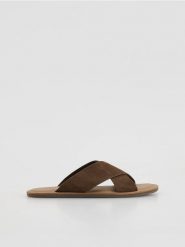 Zamszowe klapki - brązowy. Brązowe klapki męskie Reserved, bez wzorów, ze skóry, bez zapięcia. Za 149.99 zł.