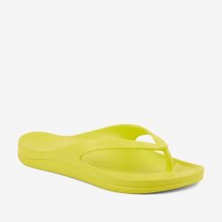 Damskie klapki Coqui Naitiri. Żółte klapki damskie Coqui, na lato, bez wzorów, bez obcasa, bez zapięcia. Za 113.99 zł.