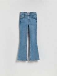 Jeansy flare z krótszą nogawką - niebieski. Niebieskie jeansy damskie Reserved, bez wzorów, z bawełny, krótkie. Za 129.99 zł.