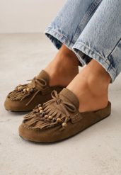 Ciemnobeżowe Klapki VICES Typu Mule z Koralikami Frędzlami i Kokardą Dioleora. Brązowe klapki damskie Born2be, z aplikacjami, eleganckie, bez obcasa, na płaskiej podeszwie, bez zapięcia. Za 119.99 zł.