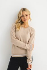 LEKKI SWETER JANE BEŻOWY S - Flawless. Brązowe swetry nierozpinane damskie Flawless, l, bez wzorów, z bawełny, eleganckie, bez kołnierzyka, bez ramiączek. Za 273.00 zł.