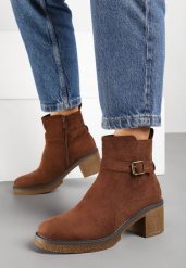 Brązowe Botki w Klasycznym Stylu z Imitacji Zamszu Ozdobione Paskiem Selinara. Brązowe botki damskie Born2be, bez wzorów, z jeansu, eleganckie, bez obcasa, na obcasie, bez zapięcia. Za 149.99 zł.