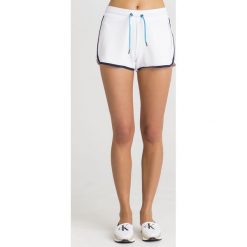 SZORTY DRESOWE EA7 Emporio Armani. Białe szorty damskie EA7 Emporio Armani, bez wzorów, z bawełny. Za 233.00 zł.