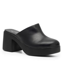 Klapki Lasocki. Czarne klapki damskie Lasocki, bez wzorów, bez obcasa, bez zapięcia. Za 199.99 zł.