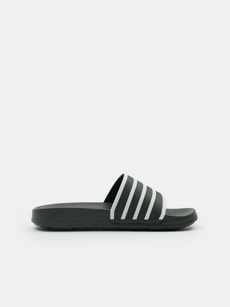 Klapki w paski - khaki. Brązowe klapki męskie Sinsay, bez wzorów, bez zapięcia. Za 29.99 zł.