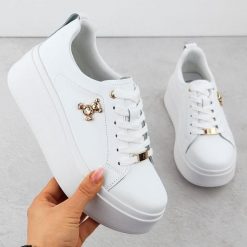 Skórzane półbuty damskie na platformie białe Filippo 6246. Białe półbuty damskie Filippo, bez wzorów, ze skóry, bez obcasa, na platformie, bez zapięcia. Za 219.99 zł.