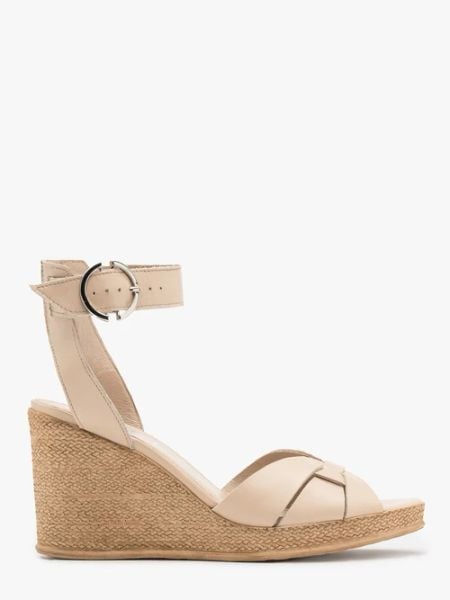 Beżowe sandały na wysokiej platformie. Brązowe sandały damskie Ryłko, bez wzorów, z gumy, bez obcasa, na platformie, bez zapięcia. W wyprzedaży za 199.99 zł.