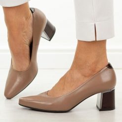 Beżowe Tan skórzane Polskie czółenka damskie Suzana 4502. Brązowe czółenka damskie Suzana, na lato, bez wzorów, z lakierowanej skóry, eleganckie, bez obcasa, na słupku, bez zapięcia. Za 439.00 zł.