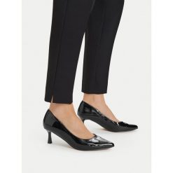 Czółenka JENNY. Czarne czółenka damskie Jenny, bez wzorów, bez obcasa, bez zapięcia. Za 119.99 zł.