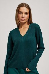 Dopasowany sweter z dekoltem w serek szmaragdowy. Zielone swetry nierozpinane damskie MOODO, l, bez wzorów, bez kołnierzyka, bez ramiączek. W wyprzedaży za 59.99 zł.