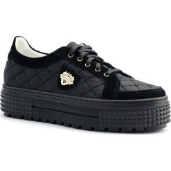 Pikowane czarne creepersy na grubej podeszwie 49P. Czarne obuwie sportowe damskie Neścior, bez wzorów, z materiału, bez zapięcia, Adidas Advantage. W wyprzedaży za 199.00 zł.