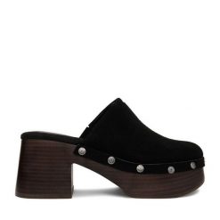 Klapki Guess Jeans. Czarne klapki damskie Guess Jeans, z aplikacjami, z jeansu, bez obcasa, bez zapięcia. Za 359.99 zł.