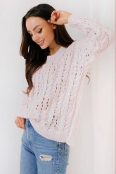 Sweter damski z wełną okrągłym dekoltem i pięknym splotem różowy. Czerwone swetry nierozpinane damskie Sukienki.shop, na lato, s, w ażurowe wzory, z materiału, eleganckie, bez kołnierzyka, bez ramiączek. Za 139.00 zł.