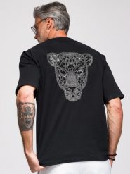 Męska koszulka loose fit z srebrno-czarną aplikacją pantery z cekinów i koralików na plecach - czarna V1 - Rozmiar: L. Czarne t-shirty męskie Ombre Clothing, l, z aplikacjami, z bawełny, bez kołnierzyka, bez ramiączek. Za 297.99 zł.
