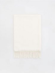 Gładki szalik z wiskozą - kremowy. Białe szaliki damskie Reserved, bez wzorów, z wiskozy. W wyprzedaży za 22.99 zł.