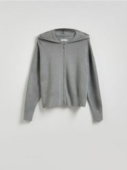 Rozpinany sweter z kapturem - szary. Szare kardigany damskie Reserved, l, bez wzorów, z wiskozy, bez kołnierzyka. W wyprzedaży za 79.99 zł.