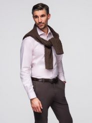 Bawełniana pastelowa męska koszula typu oxford – jasnoróżowa V1 - Rozmiar: M. Czerwone koszule męskie Ombre Clothing, m, z aplikacjami, z bawełny, eleganckie, bez kołnierzyka, bez ramiączek. W wyprzedaży za 116.99 zł.