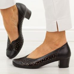 Czarne ażurowe skórzane Polskie czółenka damskie Gregors 1210. Czarne czółenka damskie GREGORS, na lato, w ażurowe wzory, ze skóry, eleganckie, z okrągłym noskiem, bez obcasa, na obcasie, bez zapięcia. Za 399.00 zł.