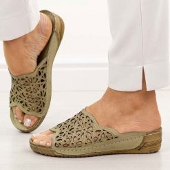 Zielone avocado ażurowe skórzane klapki damskie T.Sokolski L225. Zielone klapki damskie Sokolski, na lato, w ażurowe wzory, z materiału, klasyczne, bez obcasa, na koturnie, bez zapięcia. Za 249.00 zł.