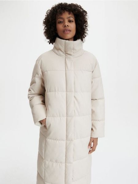 Pikowany płaszcz - kremowy. Białe płaszcze damskie Reserved, l, bez wzorów, z tkaniny, bez kołnierzyka, bez kaptura. W wyprzedaży za 99.99 zł.