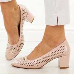 Różowe lakierowane ażurowe czółenka damskie na słupku Sergio Leone Pb848. Czerwone czółenka damskie Sergio Leone, na lato, w ażurowe wzory, z lakierowanej skóry, eleganckie, z okrągłym noskiem, bez obcasa, na słupku, bez zapięcia. Za 169.00 zł.