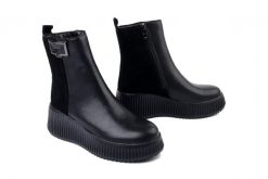 FILIPPO DBT7268/25 BK czarny, botki damskie. Czarne botki damskie Filippo, bez wzorów, ze skóry, bez obcasa, bez zapięcia. Za 217.17 zł.