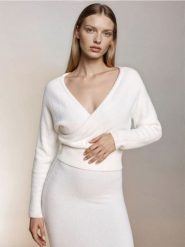 Sweter z dekoltem V - kremowy. Białe swetry nierozpinane damskie Sinsay, l, bez wzorów, bez kołnierzyka, bez ramiączek. Za 59.99 zł.