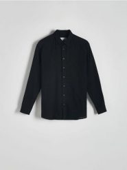 Bawełniana koszula regular fit - czarny. Czarne koszule męskie Reserved, l, bez wzorów, z bawełny, bez kołnierzyka, bez ramiączek. W wyprzedaży za 59.99 zł.
