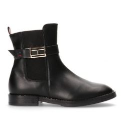 Botki Tommy Hilfiger Chelsea Boot Black T4A5-33048-0036999-999 czarne. Czarne botki damskie na jesień, z aplikacjami, ze skóry, za kostkę, bez obcasa, bez zapięcia. Za 893.00 zł.