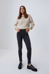Jeansy skinny medium waist z postrzępionymi nogawkami grafitowe. Szare jeansy damskie MOODO, bez wzorów, z bawełny. W wyprzedaży za 25.99 zł.