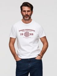 Bawełniany męski t-shirt z nadrukiem w stylu college – biały V1 - Rozmiar: M. Białe t-shirty męskie Ombre Clothing, m, z aplikacjami, z bawełny, bez kołnierzyka, bez ramiączek. W wyprzedaży za 69.99 zł.