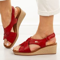 Bordowe skórzane sandały damskie na koturnie Sergio Leone Sk297s. Czerwone sandały damskie Sergio Leone, bez wzorów, z jeansu, bez obcasa, na koturnie, bez zapięcia. Za 229.00 zł.