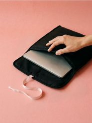 Torba na laptopa z kokardką - czarny. Czarne torby na laptopa damskie Sinsay, bez wzorów. Za 19.99 zł.