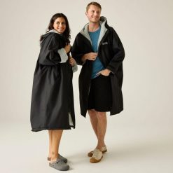 Płaszcz plażowy wodoodporny Changing Robe Regatta. Białe płaszcze damskie Regatta, na lato, l, bez wzorów, z materiału, bez kołnierzyka, z kapturem. Za 329.99 zł.